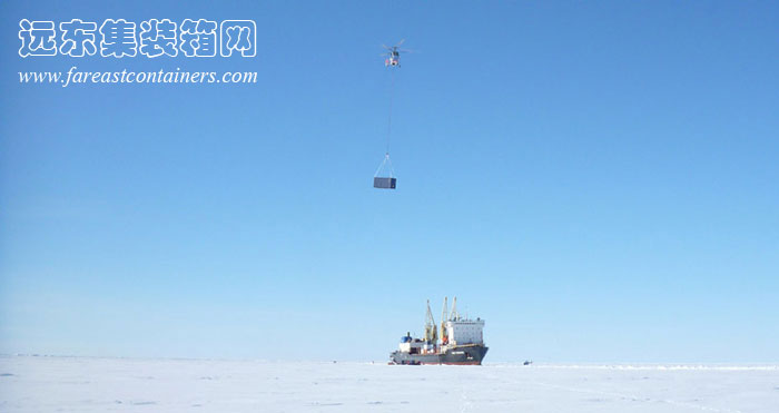 海運(yùn)集裝箱被運(yùn)送到集裝箱建筑的建造地點(diǎn)